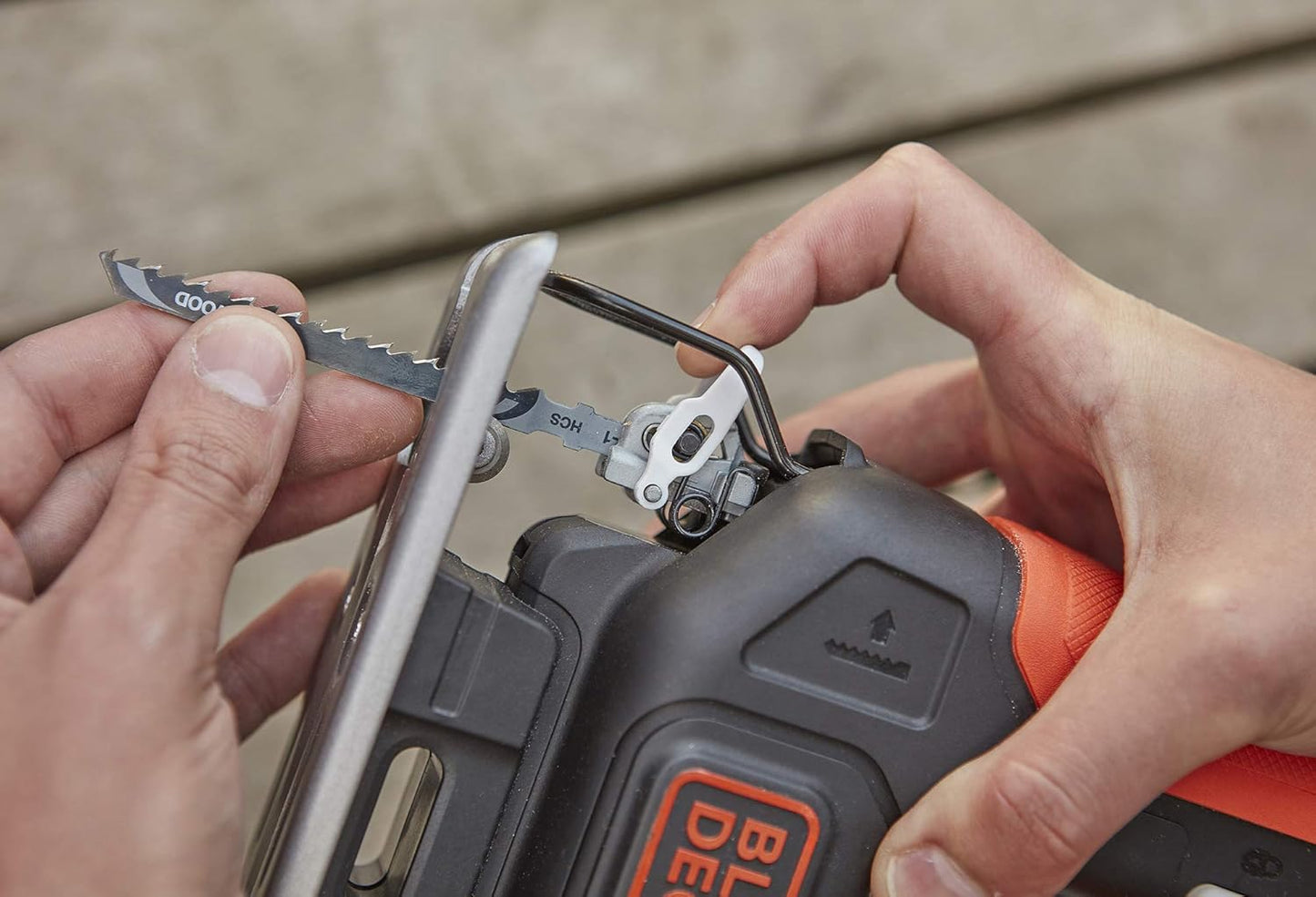 Sierra de calar 12V con hoja de corte para madera Black+Decker BDCJS12N