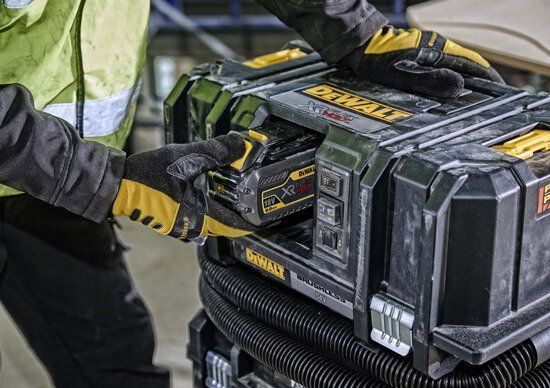 Aspirador 54V XR Flexvolt Clase M Dewalt + 2 baterías 6.0Ah y cargador DCV586MT2