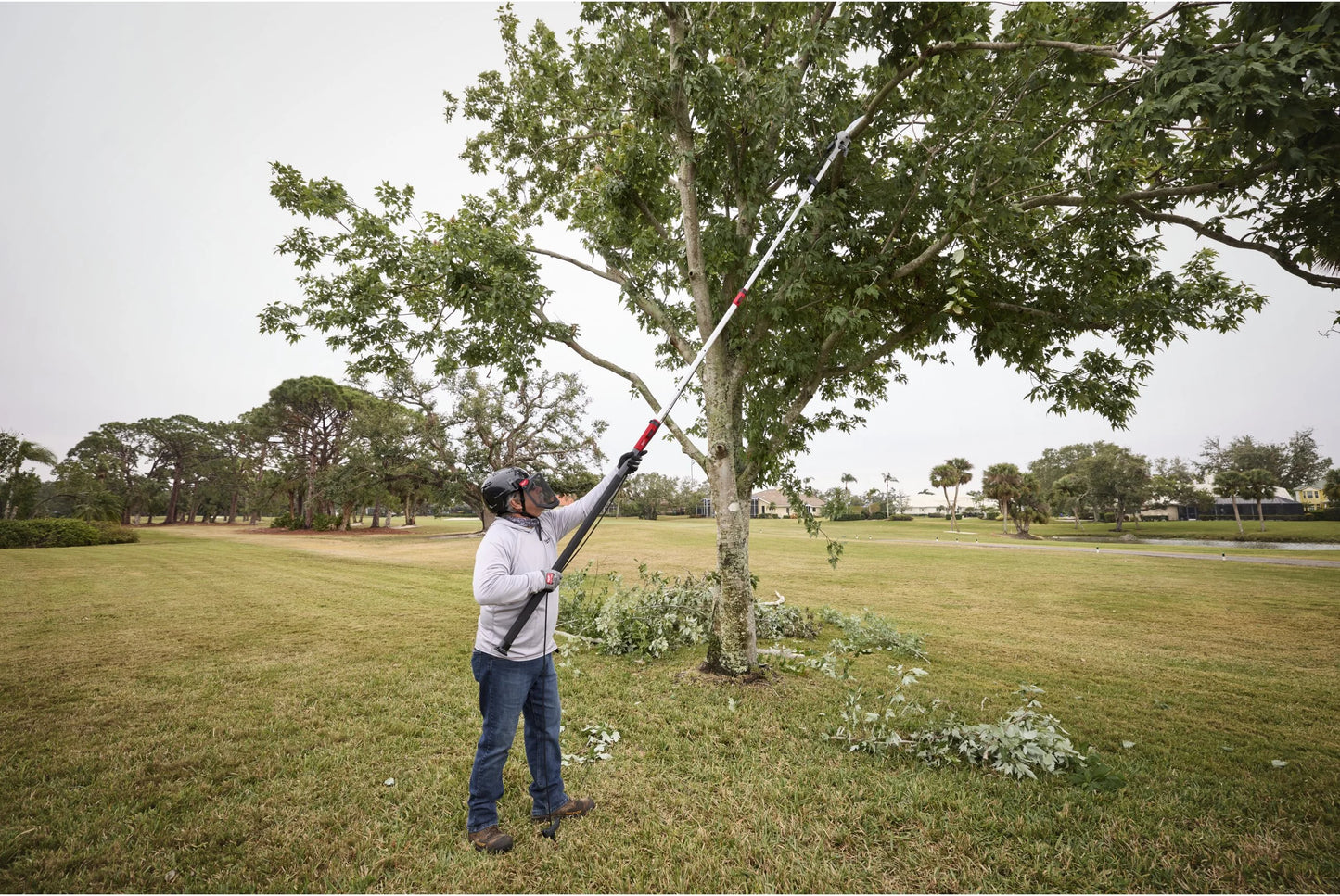 Tijera de pértiga con serrucho Milwaukee