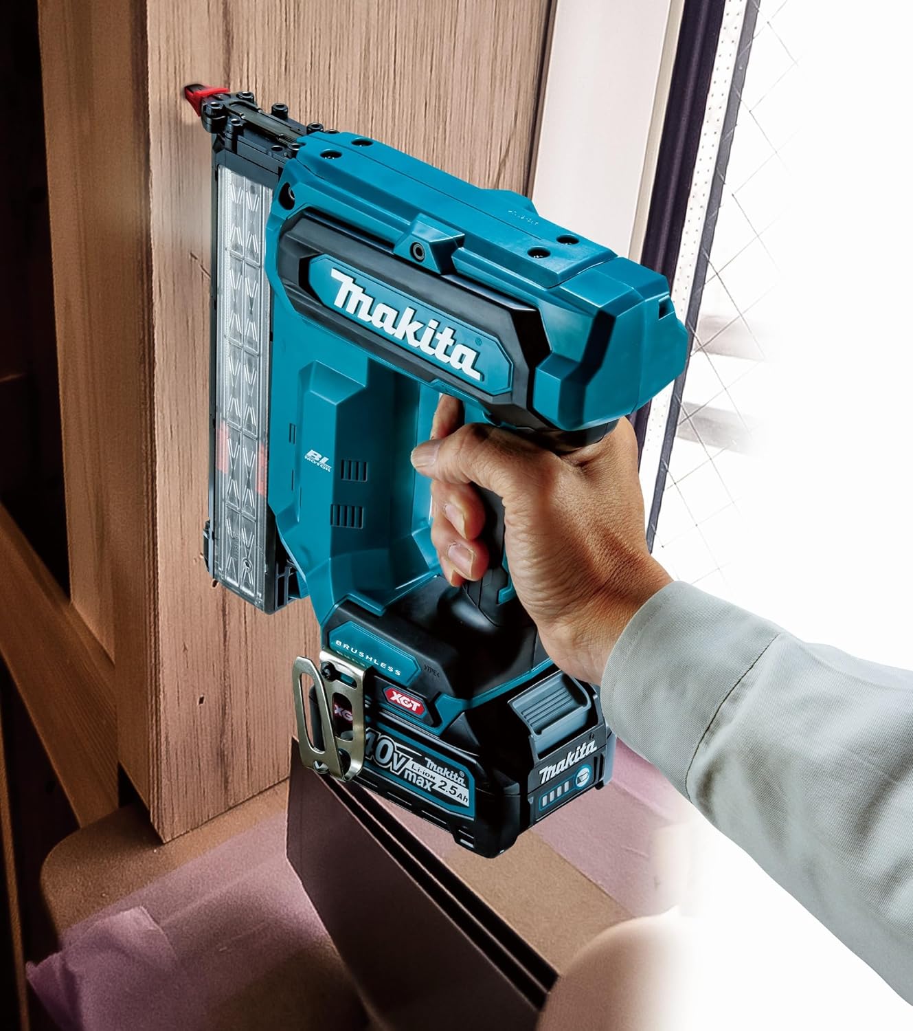 Clavadora neumática 40V XGT Makita FN001GZ
