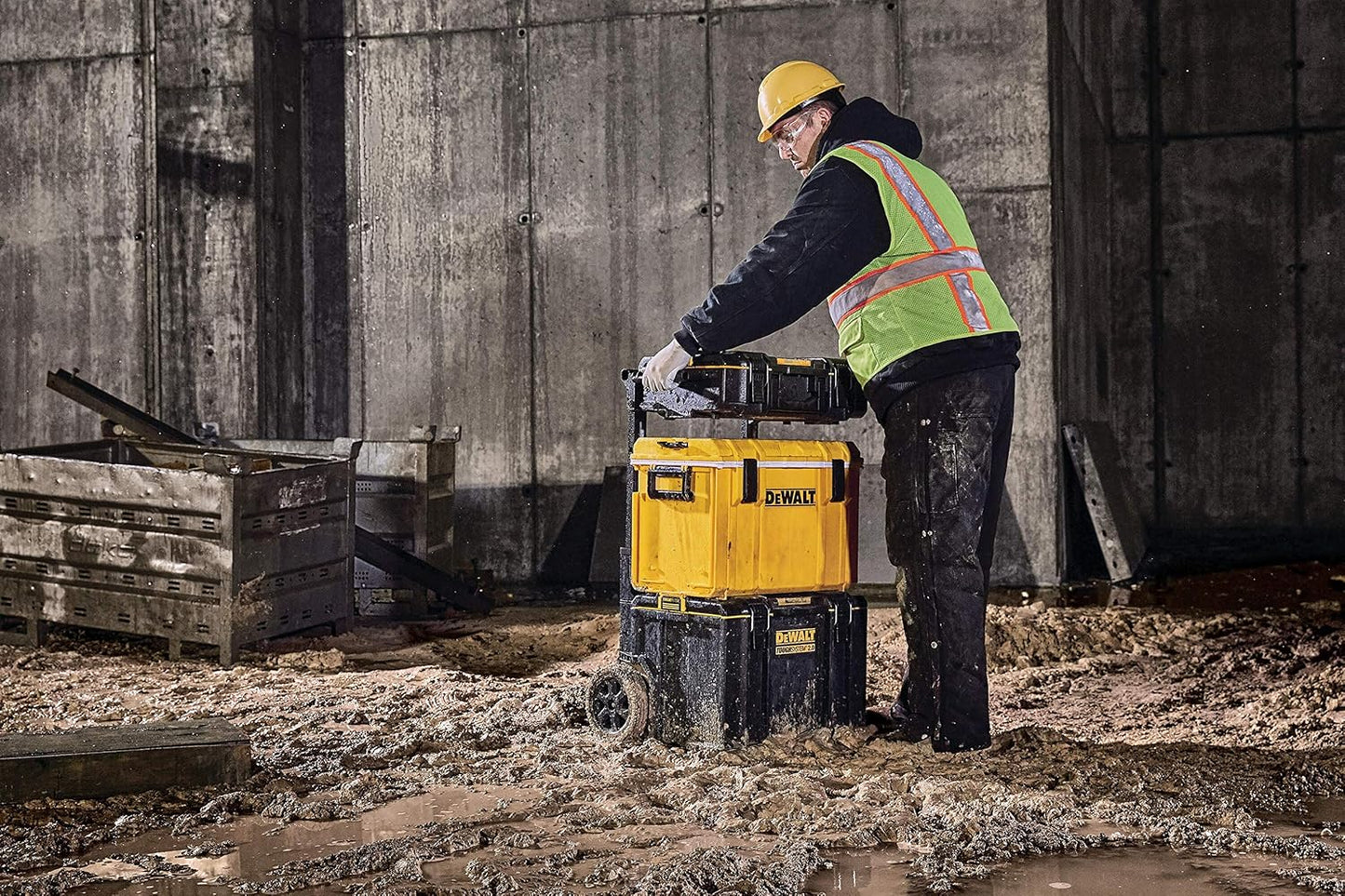 Caja de herramientas con asa y ruedas TOUGHSYSTEM DS450 Dewalt DWST83295-1