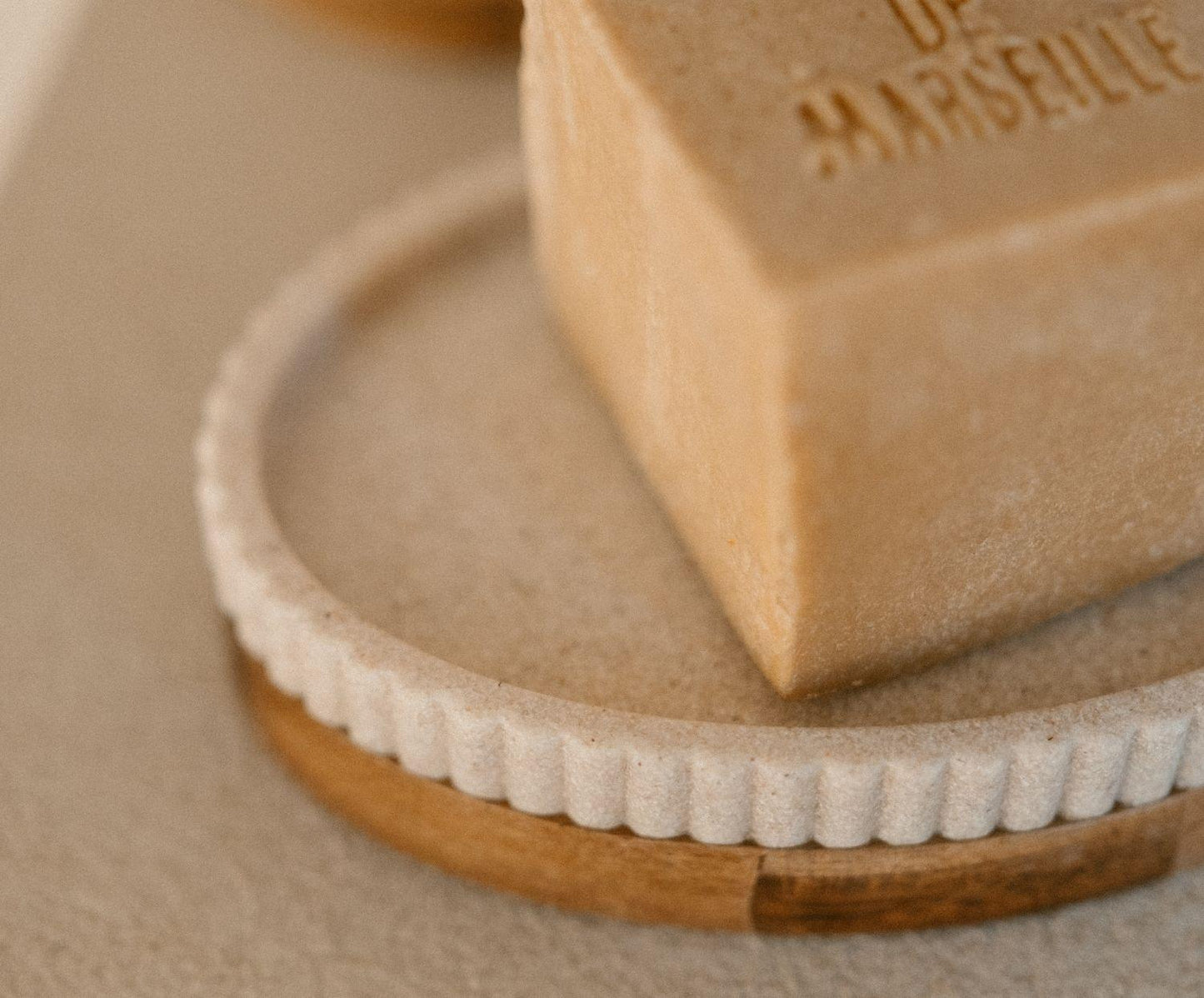 Beige soap dish made of polyresin and acacia wood, 14×9.5×3cm, Andrea House