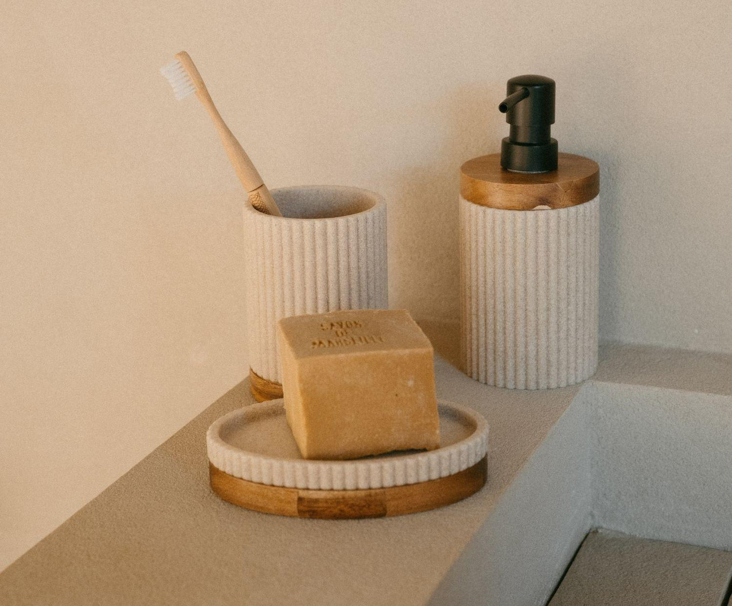 Beige Bathroom Dispenser, Polyresin and Acacia Wood, Ø8×18 cm, Andrea House
