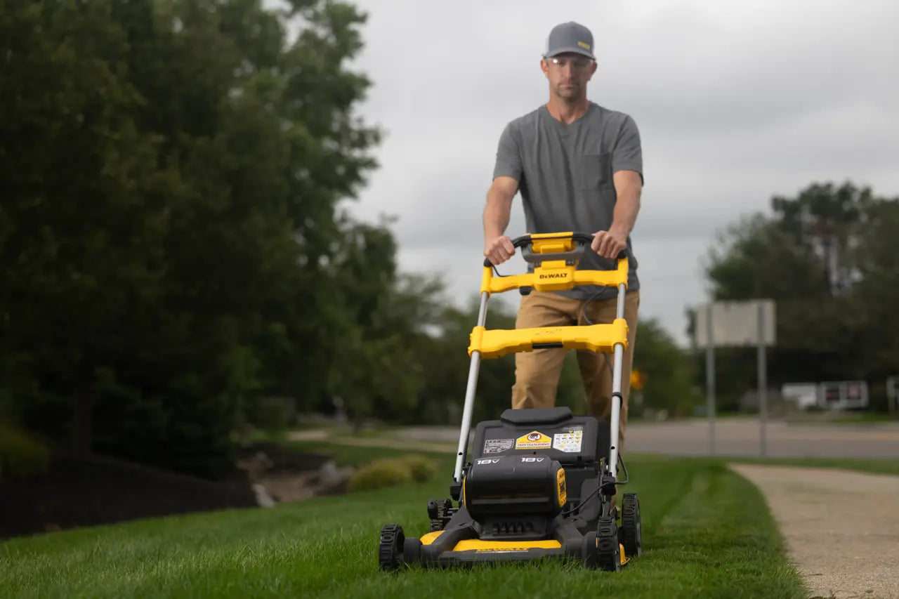 18V XR Brushless Self-Propelled Lawnmower 53cm Dewalt DCMWSP156N