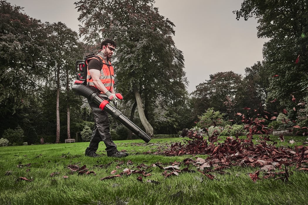 M18 Fuel Backpack Blower + 2bat + Milwaukee M18 Multiport Charger F2BPB-124