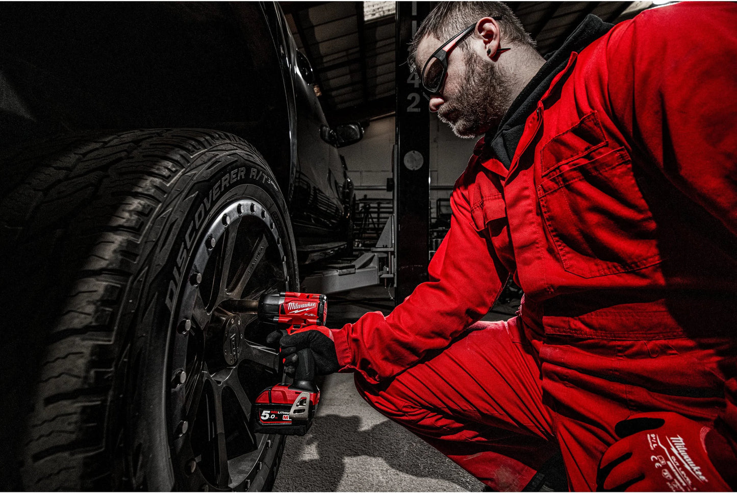 M18 FUEL 1/2" Medium Torque Impact Wrench With Milwaukee M18 Friction Ring FMTIW2F12-502X