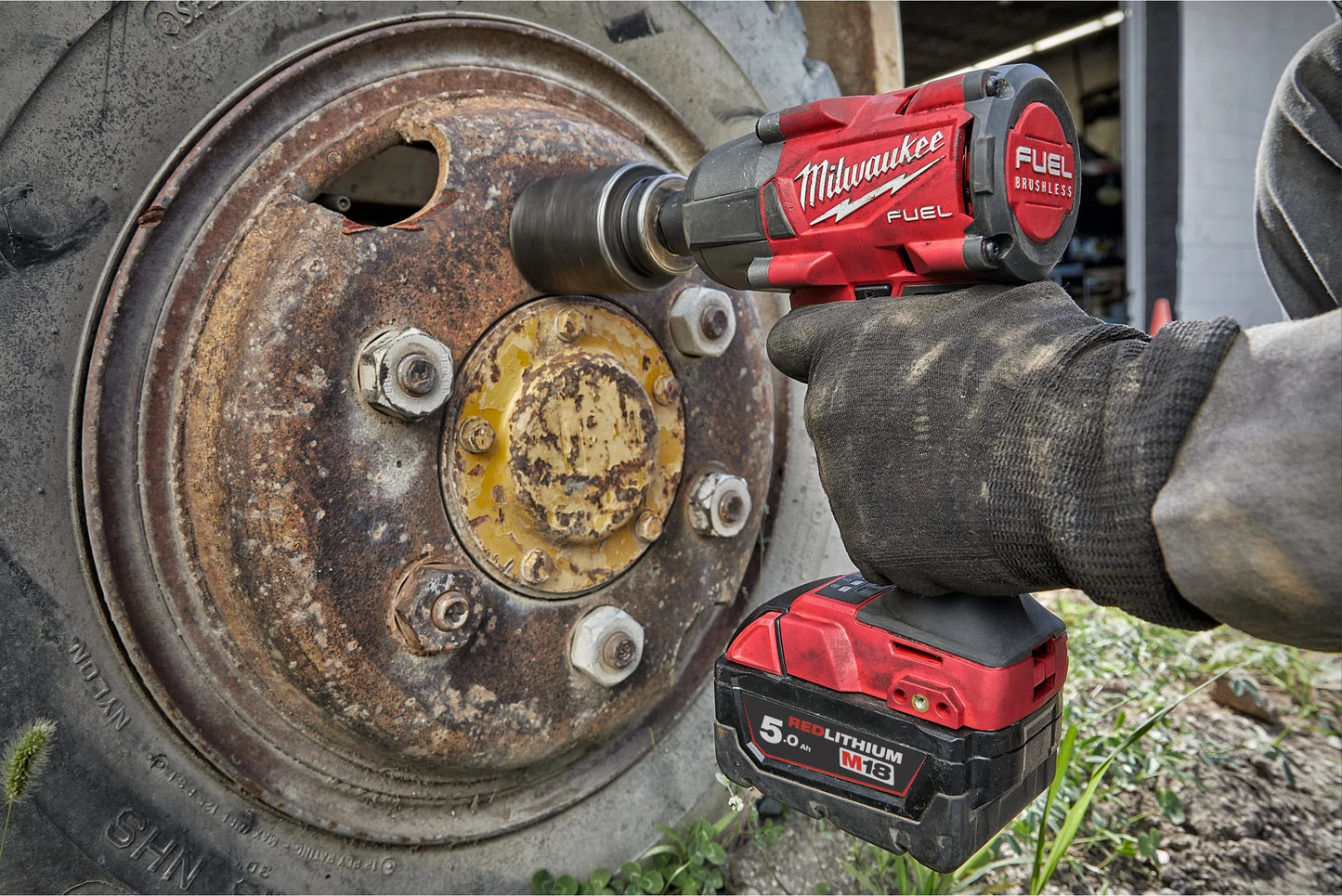M18 FUEL 1/2" Medium Torque Impact Wrench With Milwaukee M18 Friction Ring FMTIW2F12-502X